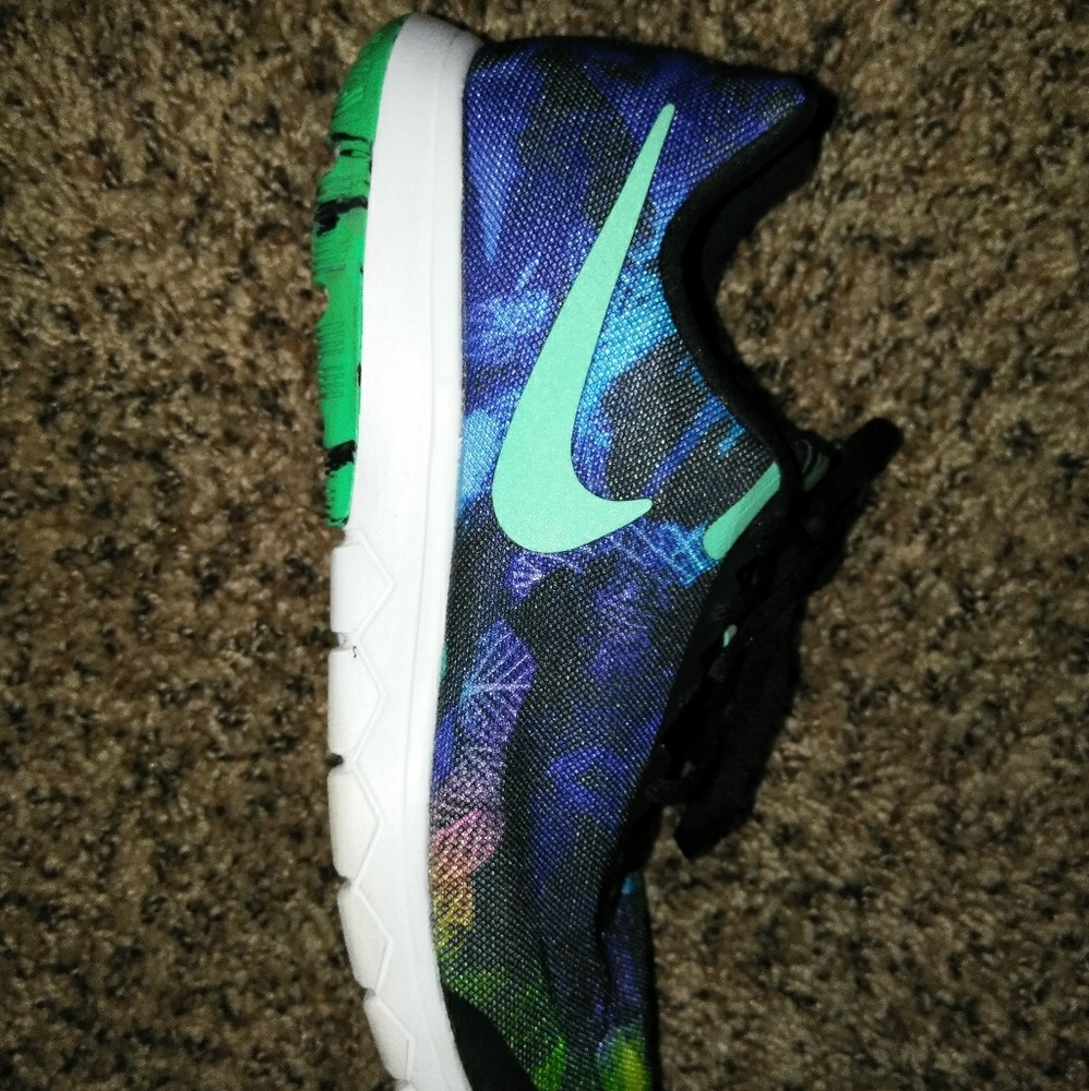 Wmns 7.5 Nike Shoes